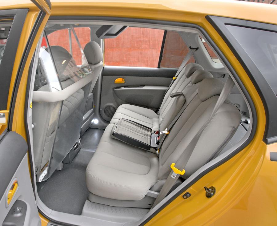  Kia Rondo Taxi 2007 года  (фото 30 из 45)